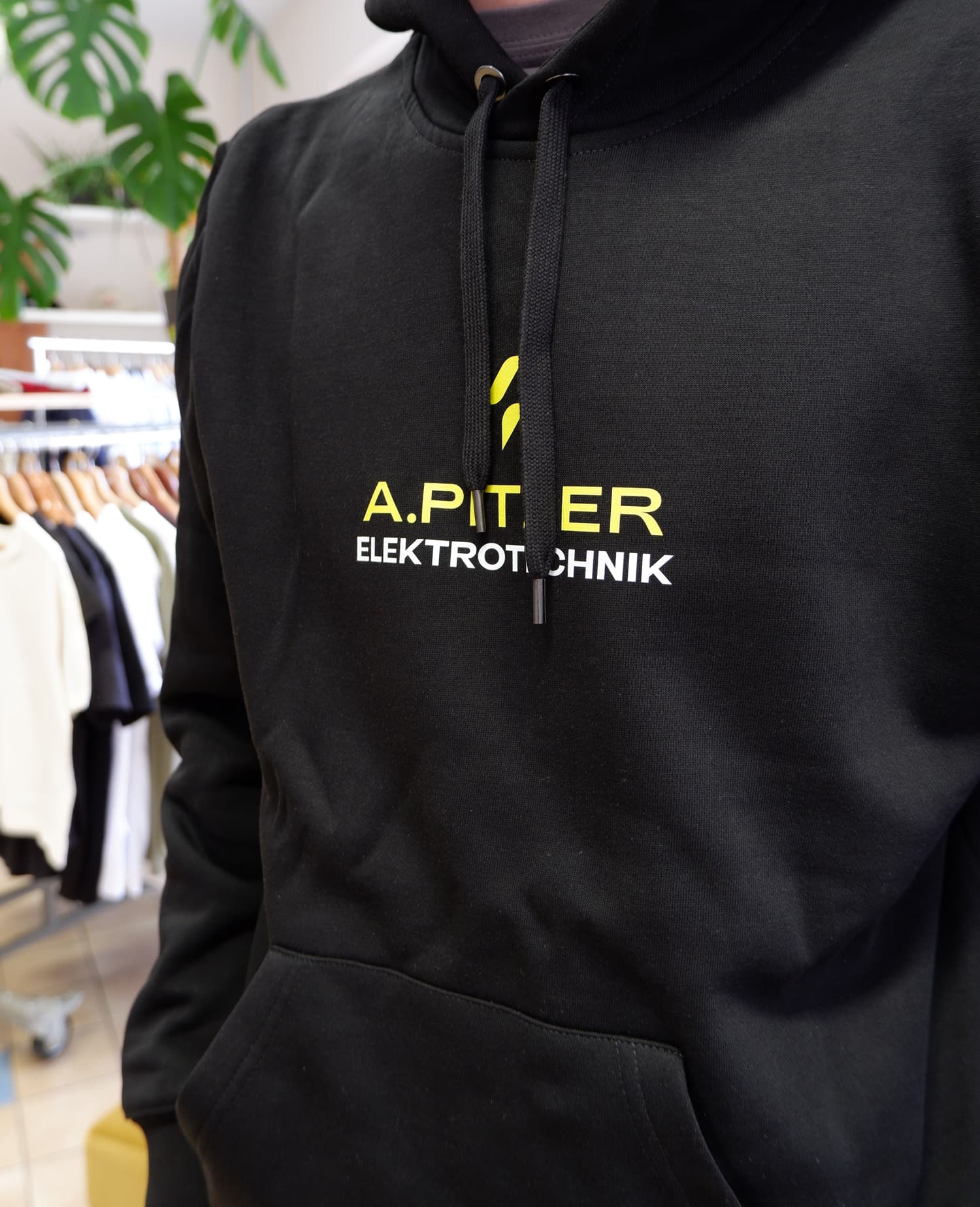 Foto von Hoodie mit A.Pitzer Elektrotechnik