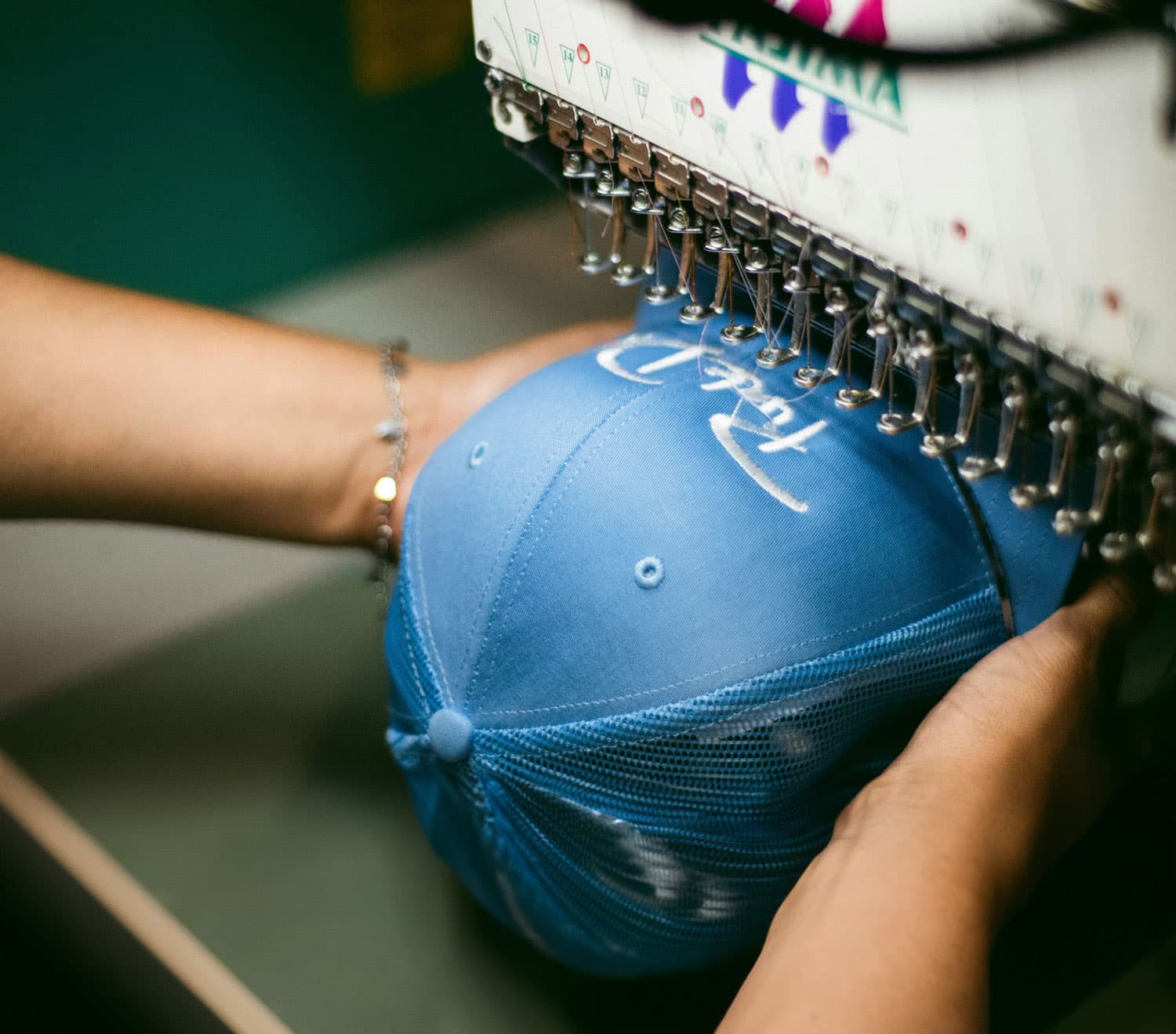 Foto von eingespannten Cap auf unserer Tajima Stickmaschine